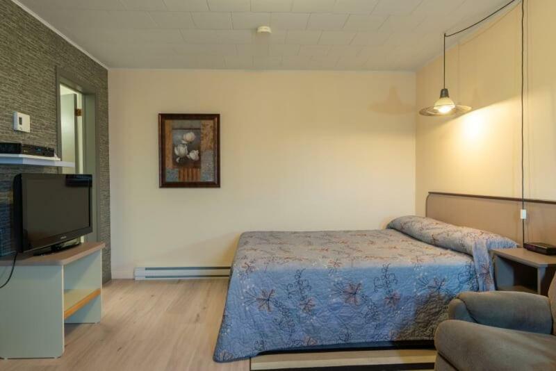 Motel Claude Degelis エクステリア 写真