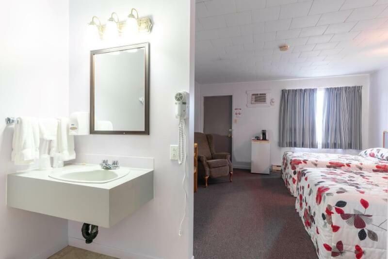 Motel Claude Degelis エクステリア 写真